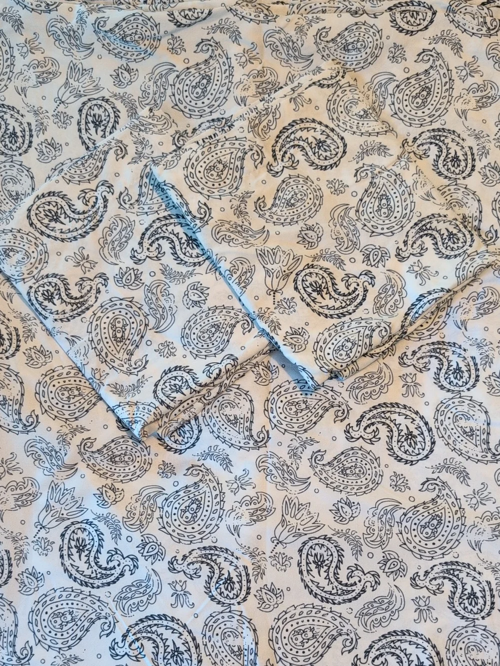 Elegant Paisley  Duvet Cover in White and Navy Blue